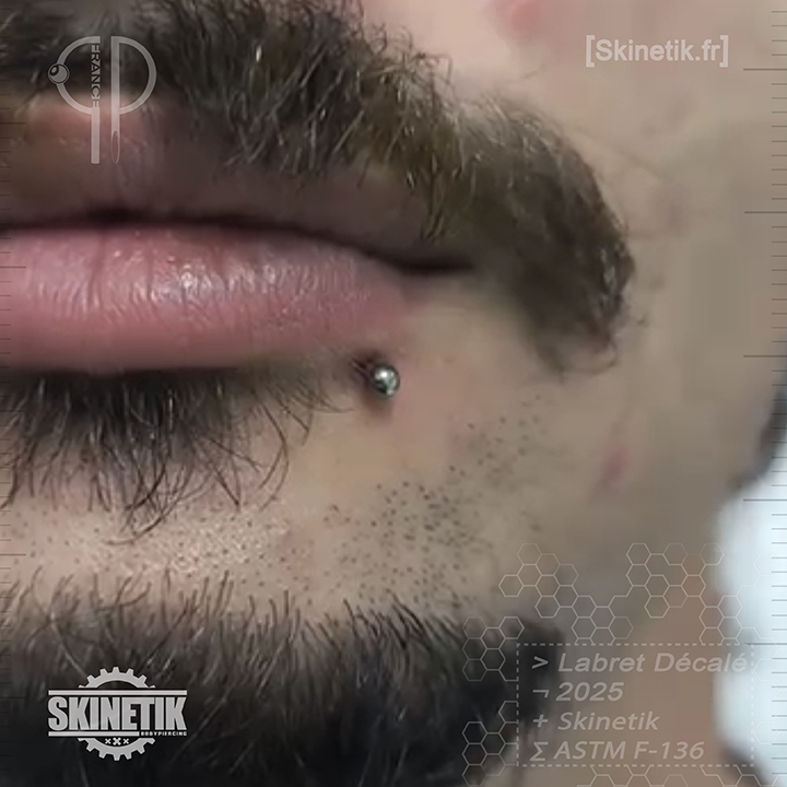 Piercing labret décalé